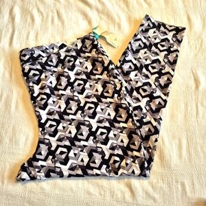 Livi Active women's size 3X or 26/28 black gray & white chevron design NWT